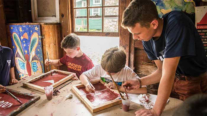 فعالیت‌های هنری کودکان و بزرگسالان