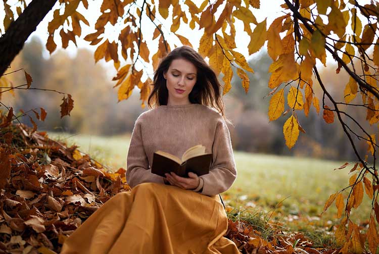 کتاب خواندن در پاییز 